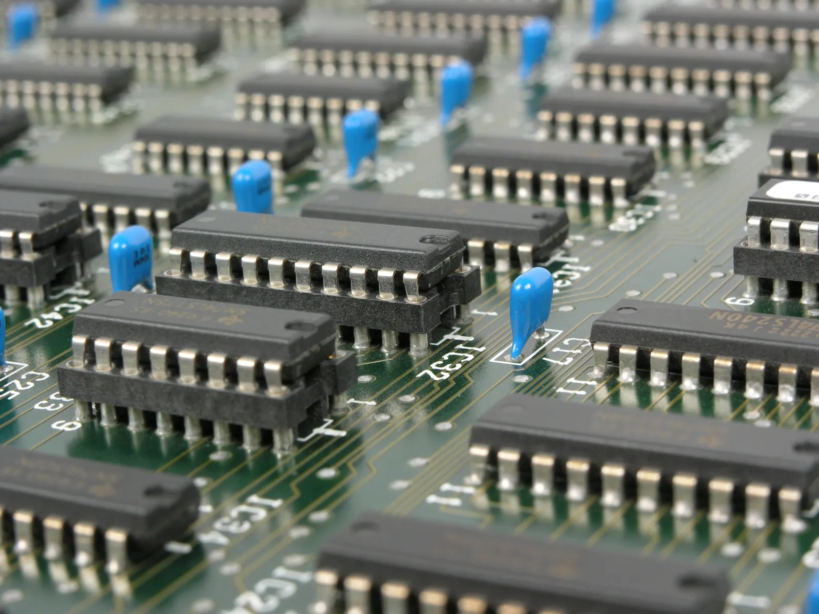 المعالجات والمتحكمات الدقيقة MCU